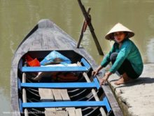 mekong delta frau mit boot